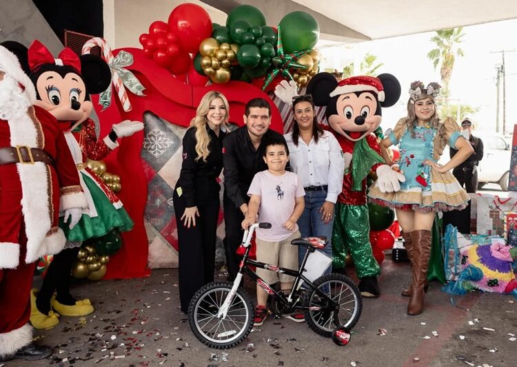 Beto Granados asiste a la posada de los hijos del ‘Heroico Cuerpo de Bomberos’