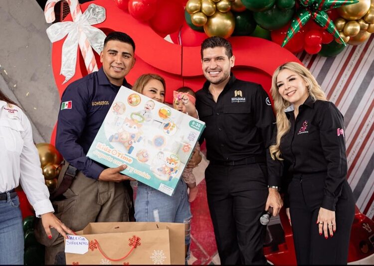 Beto Granados asiste a la posada de los hijos del ‘Heroico Cuerpo de Bomberos’