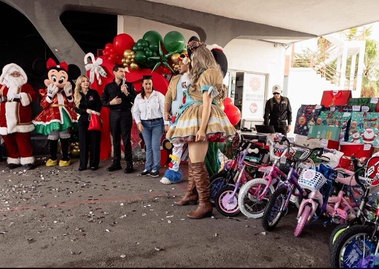 Beto Granados asiste a la posada de los hijos del ‘Heroico Cuerpo de Bomberos’