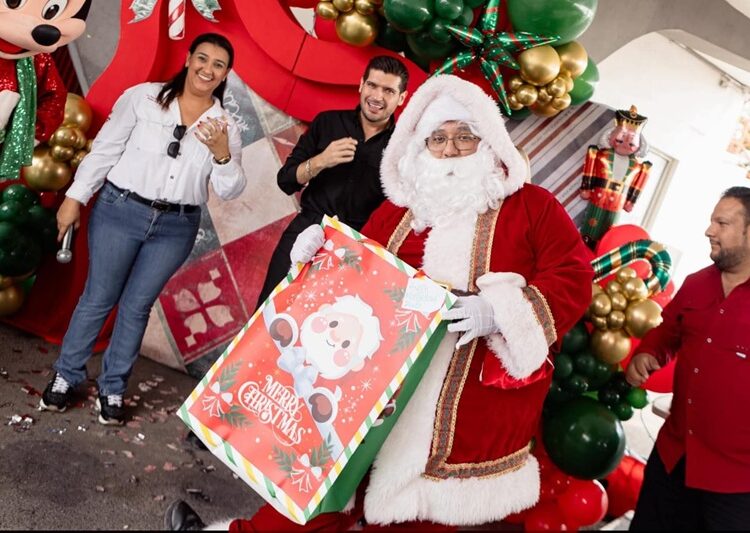 Beto Granados asiste a la posada de los hijos del ‘Heroico Cuerpo de Bomberos’
