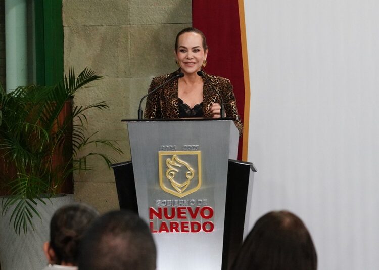 Carmen Lilia entrega 300 becas de titulación