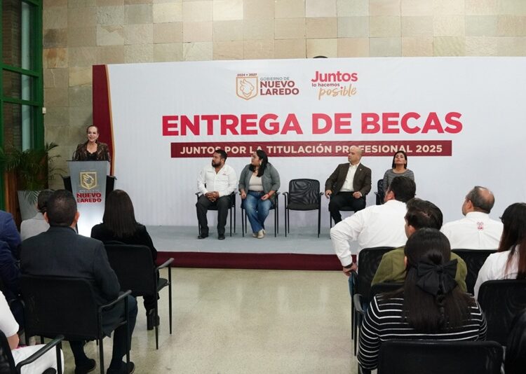 Carmen Lilia entrega 300 becas de titulación