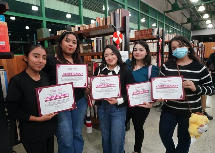 Carmen Lilia entrega 300 becas de titulación