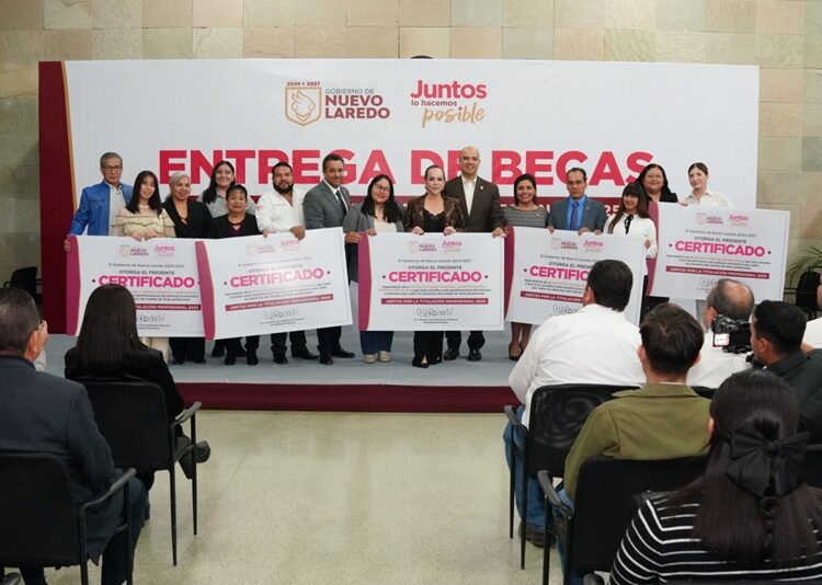 Carmen Lilia entrega 300 becas de titulación