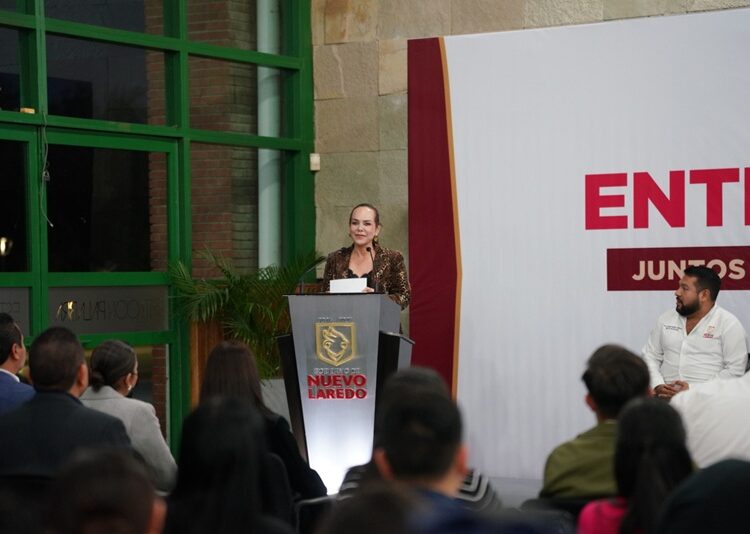 Carmen Lilia entrega 300 becas de titulación