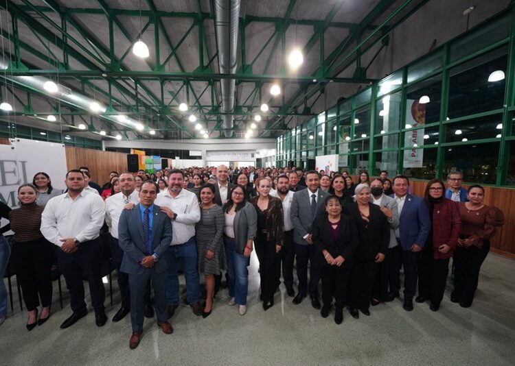 Carmen Lilia entrega 300 becas de titulación