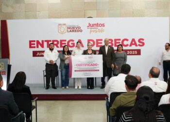 Carmen Lilia entrega 300 becas de titulación