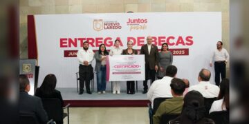 Carmen Lilia entrega 300 becas de titulación