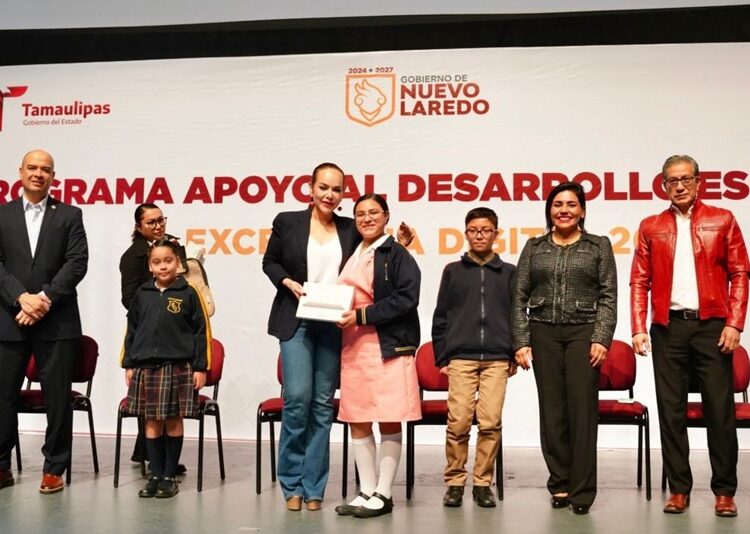 Carmen Lilia impulsa la educación con la entrega de tabletas a estudiantes destacados