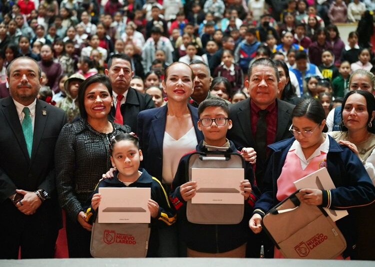 Carmen Lilia impulsa la educación con la entrega de tabletas a estudiantes destacados