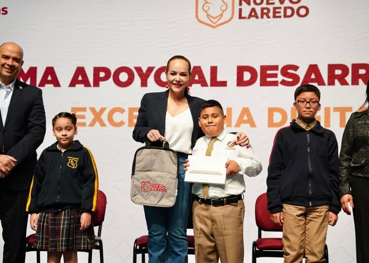Carmen Lilia impulsa la educación con la entrega de tabletas a estudiantes destacados