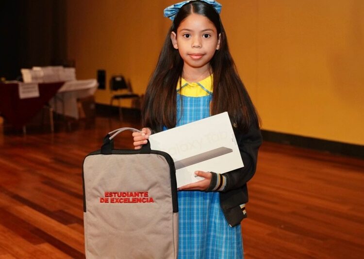 Carmen Lilia impulsa la educación con la entrega de tabletas a estudiantes destacados