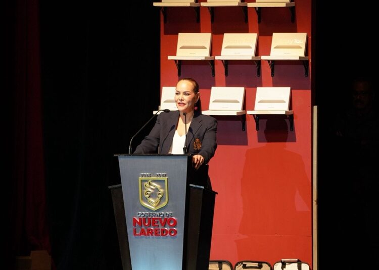 Carmen Lilia impulsa la educación con la entrega de tabletas a estudiantes destacados