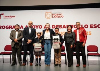 Carmen Lilia impulsa la educación con la entrega de tabletas a estudiantes destacados