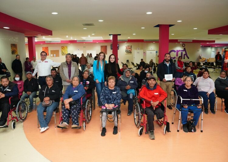 Carmen Lilia y DIF entregan aparatos funcionales y sillas de ruedas para personas con discapacidad