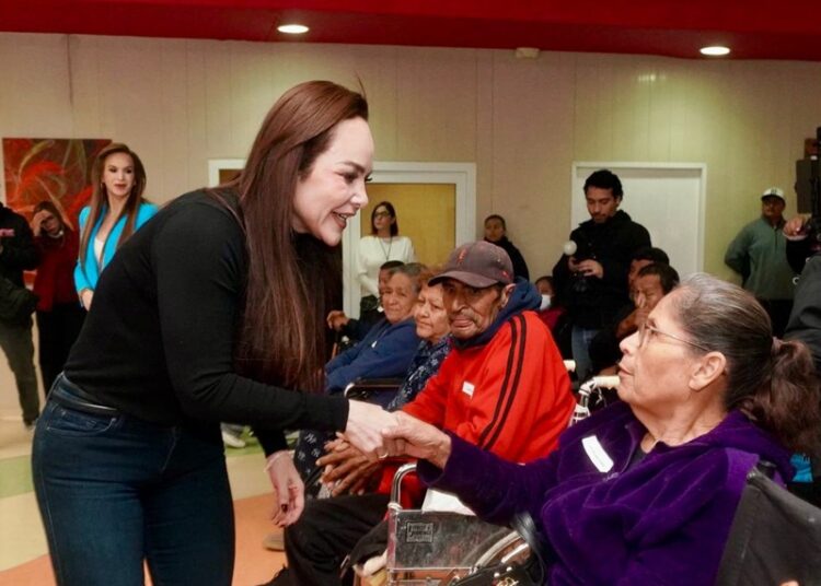 Carmen Lilia y DIF entregan aparatos funcionales y sillas de ruedas para personas con discapacidad