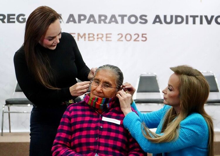 Carmen Lilia y DIF entregan aparatos auditivos para la población mas vulnerable