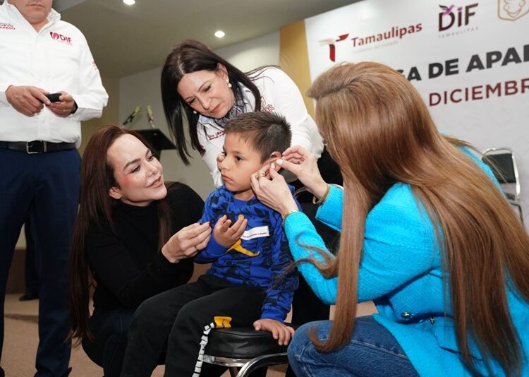 Carmen Lilia y DIF entregan aparatos auditivos para la población mas vulnerable