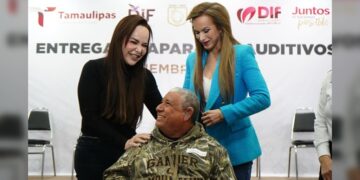 Carmen Lilia y DIF entregan aparatos auditivos para la población mas vulnerable