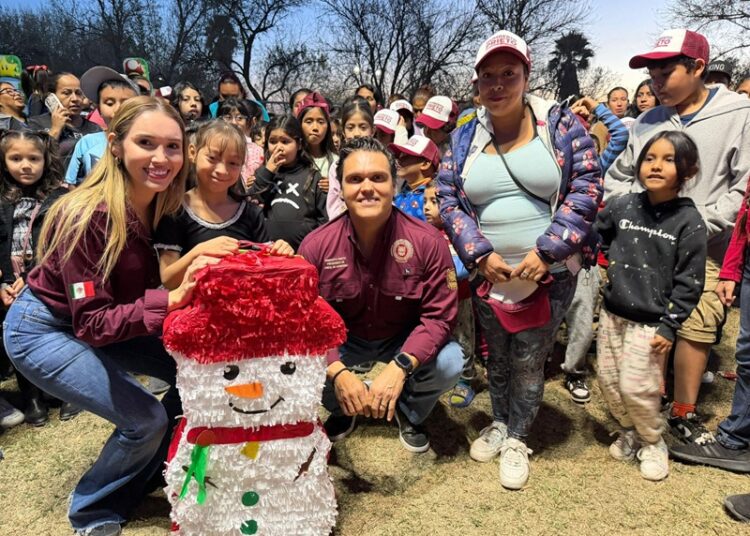 Convive Humberto Prieto junto a Verónica Garza de Prieto con pequeños en posada navideña