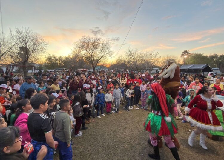 Convive Humberto Prieto junto a Verónica Garza de Prieto con pequeños en posada navideña