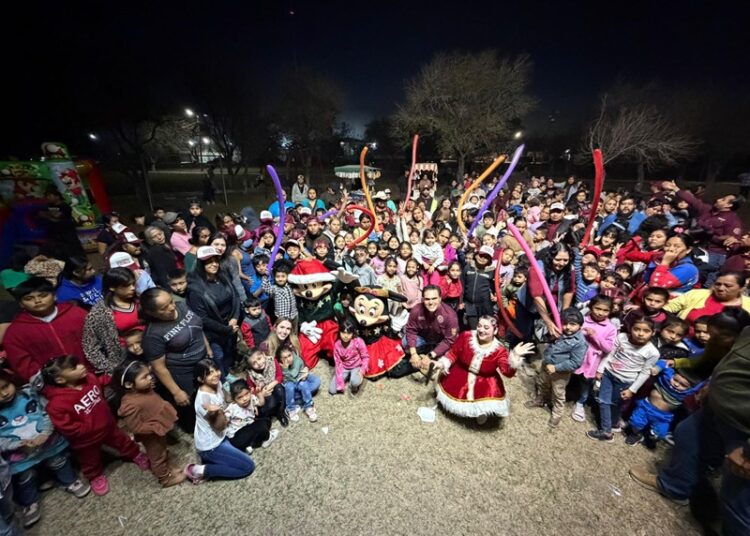 Convive Humberto Prieto junto a Verónica Garza de Prieto con pequeños en posada navideña