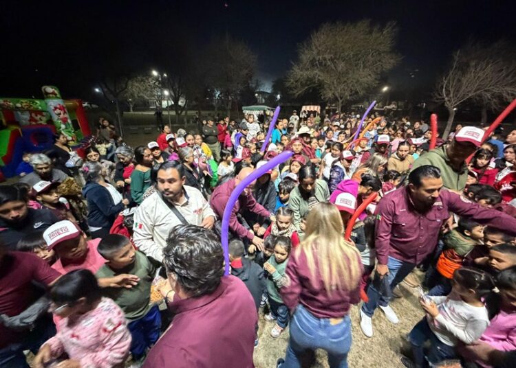 Convive Humberto Prieto junto a Verónica Garza de Prieto con pequeños en posada navideña