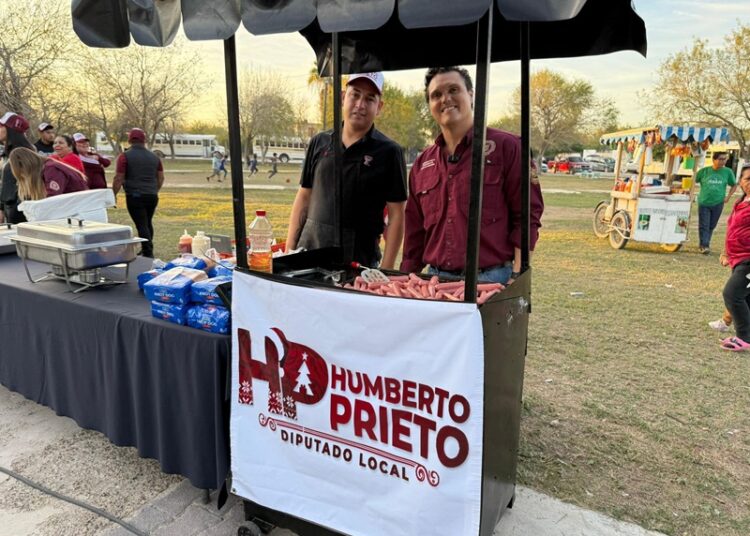 Convive Humberto Prieto junto a Verónica Garza de Prieto con pequeños en posada navideña