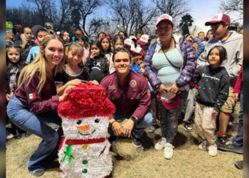 Convive Humberto Prieto junto a Verónica Garza de Prieto con pequeños en posada navideña