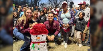 Convive Humberto Prieto junto a Verónica Garza de Prieto con pequeños en posada navideña