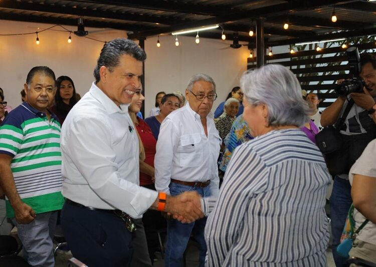 Conviven Lalo y Lucy con familias de la Miguel Alemán
