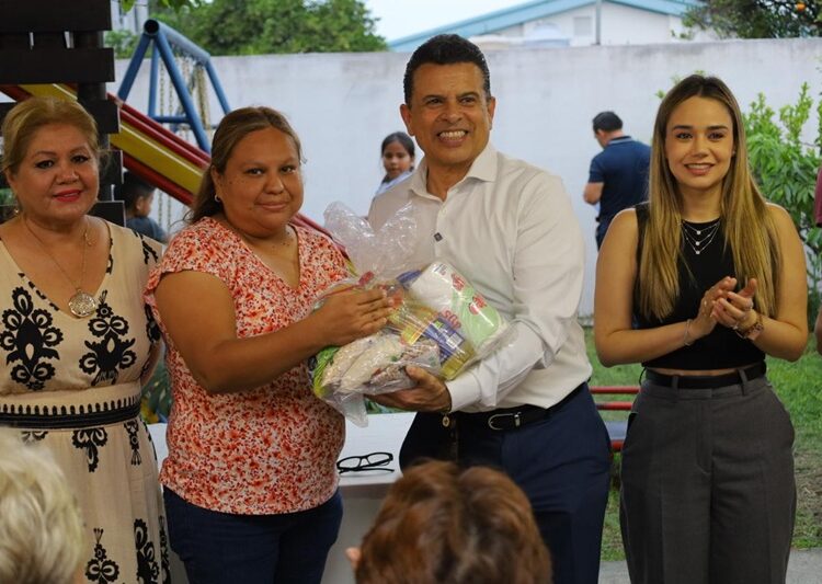 Conviven Lalo y Lucy con familias de la Miguel Alemán