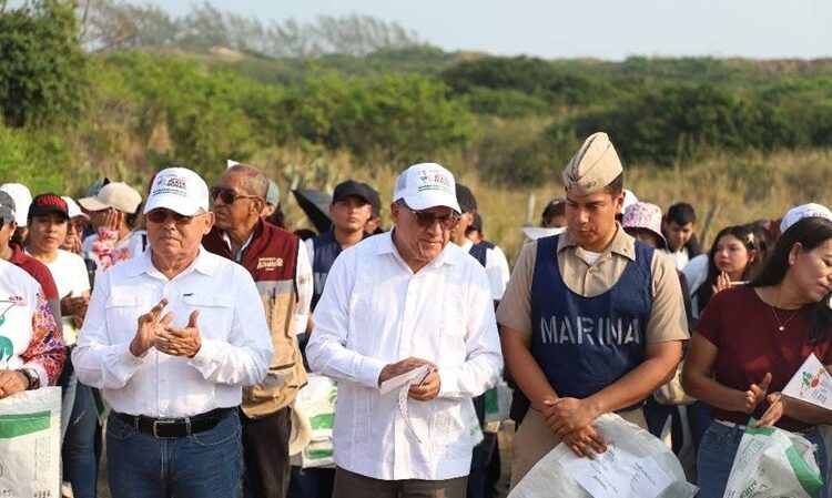 Encabeza Armando Martínez jornada de preservación de playa ‘Dunas Doradas’