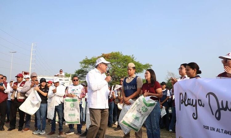 Encabeza Armando Martínez jornada de preservación de playa ‘Dunas Doradas’