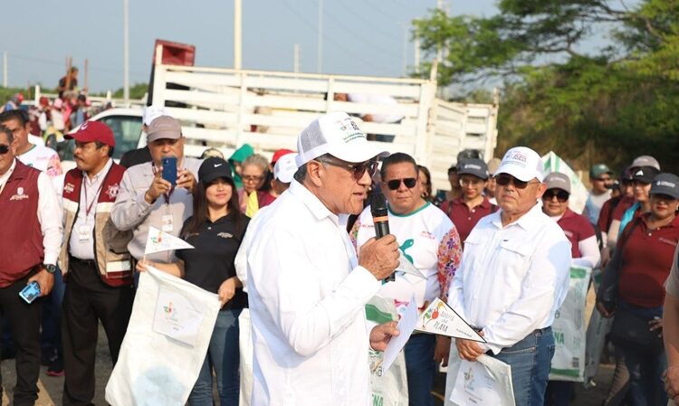 Encabeza Armando Martínez jornada de preservación de playa ‘Dunas Doradas’