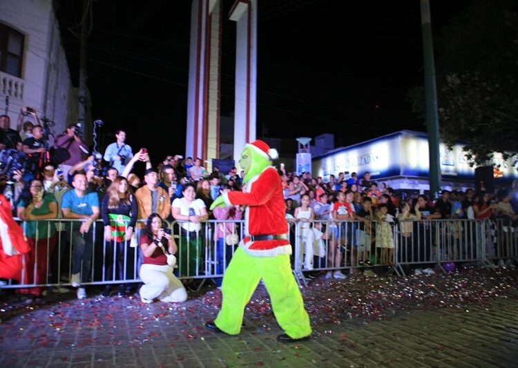 Encabezan AVA y María desfile navideño y el tradicional encendido del pino