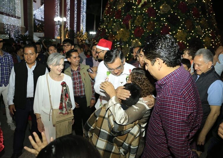 Encabezan AVA y María desfile navideño y el tradicional encendido del pino