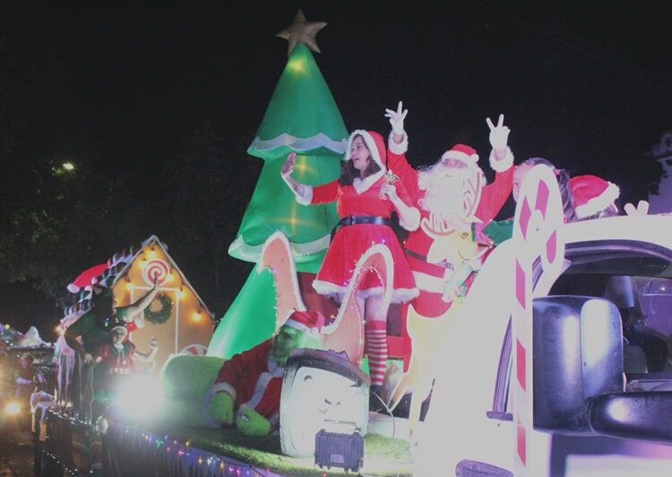Encabezan AVA y María desfile navideño y el tradicional encendido del pino