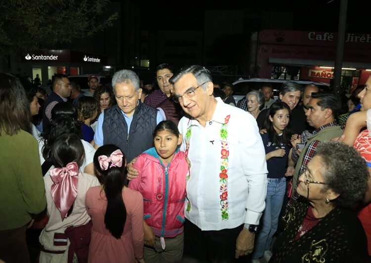 Encabezan AVA y María desfile navideño y el tradicional encendido del pino