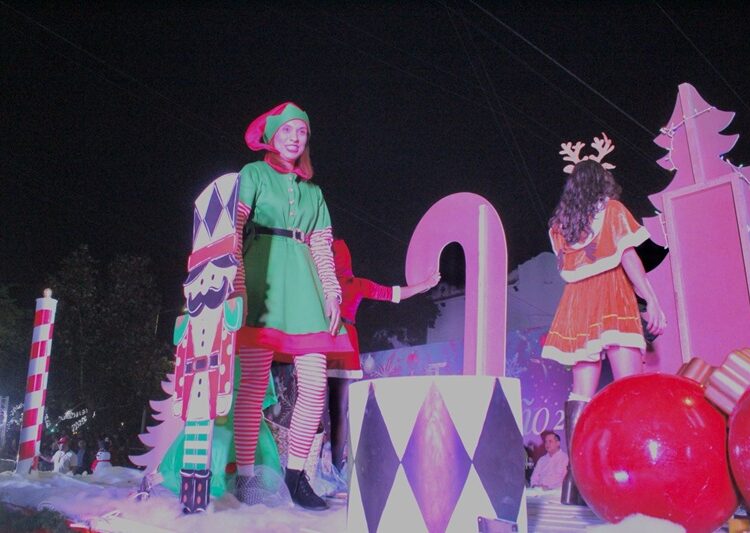 Encabezan AVA y María desfile navideño y el tradicional encendido del pino