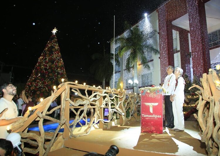 Encabezan AVA y María desfile navideño y el tradicional encendido del pino