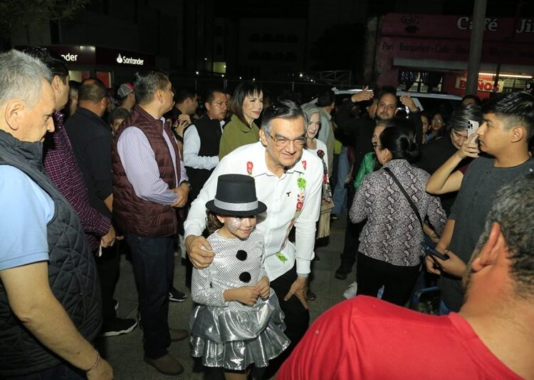 Encabezan AVA y María desfile navideño y el tradicional encendido del pino