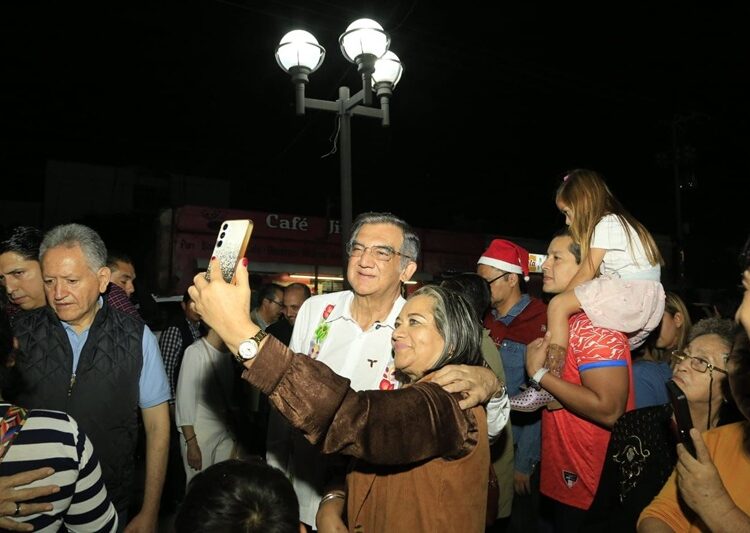 Encabezan AVA y María desfile navideño y el tradicional encendido del pino