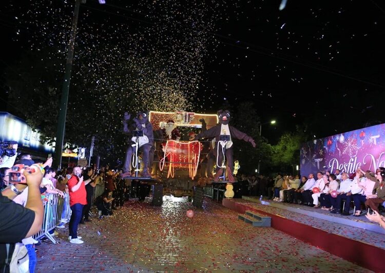 Encabezan AVA y María desfile navideño y el tradicional encendido del pino