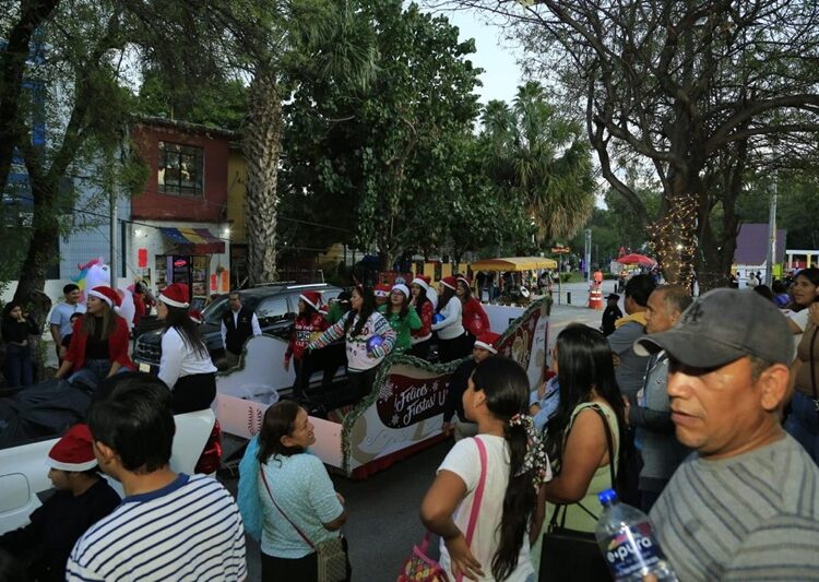 Encabezan AVA y María desfile navideño y el tradicional encendido del pino
