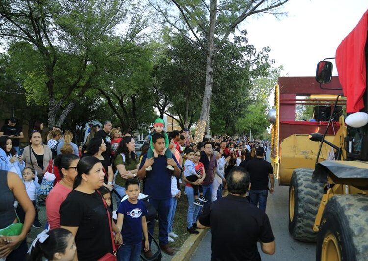 Encabezan AVA y María desfile navideño y el tradicional encendido del pino