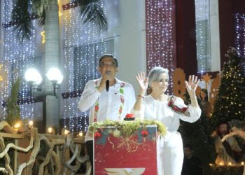 Encabezan AVA y María desfile navideño y el tradicional encendido del pino