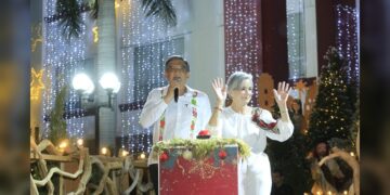 Encabezan AVA y María desfile navideño y el tradicional encendido del pino