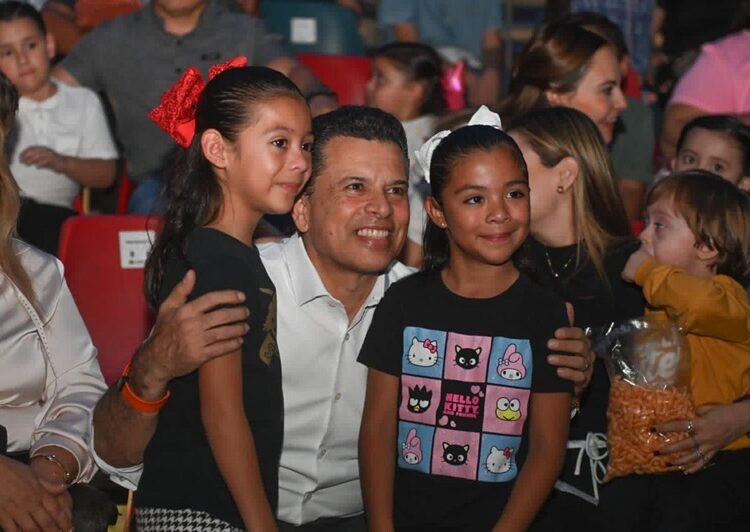 Encienden Lucy y Lalo Gattás fiestas navideñas en la Capital