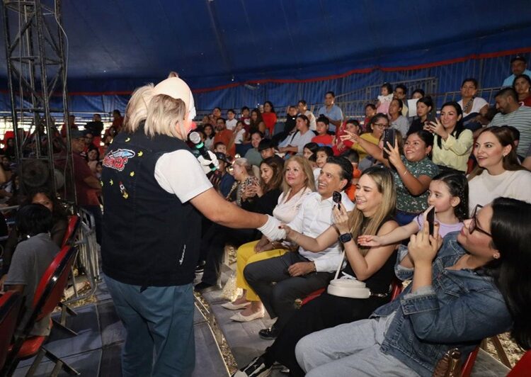Encienden Lucy y Lalo Gattás fiestas navideñas en la Capital